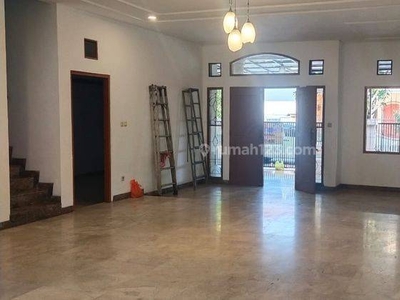 Disewakan Rumah Lux Modern Nyaman Siap Huni di Batununggal