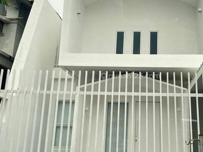 Rumah 2 Lantai di Komplek Permata Buana Jakbar