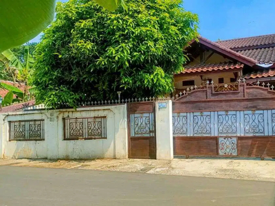Dijual Cepat Rumah dengan halaman depan & belakang luas di Tapos Depok