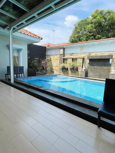Disewakan Rumah Cluster Emerald Mansion Lippo Cikarang Swimming Pool