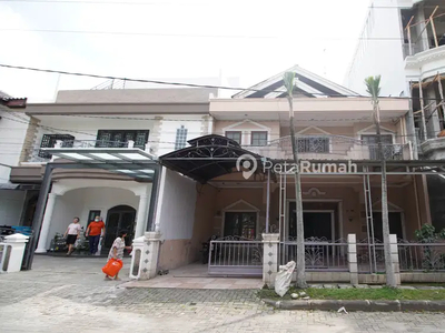 DISEWAKAN RUMAH / VILLA DI JALAN PUTRI HIJAU (Ricky Yoe)