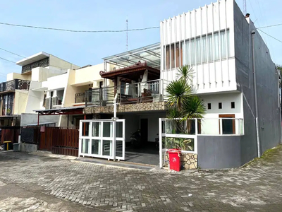 Rumah dengan Kolam Renang Pribadi dekat Jalan Palagan