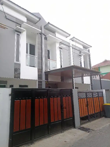 Rumah Jatinegara Lio 2 Lantai Dijual SHM Deket stasiun Klender