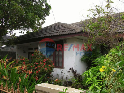 DIJUAL Rumah dengan Taman dan Kolam Ikan di Jatiasih, Bekasi