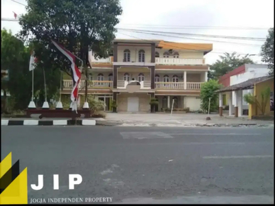 Disewakan gedung vesar di pinggir jalan raya besar bantul