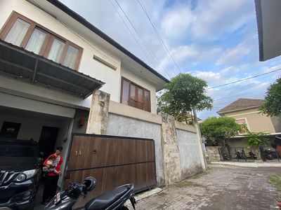 Jual Rumah 2lt Modern + Kolam renang Semi Furnished di Tukad Badung