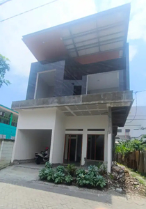 Rumah Bagus 2 Lantai dekat Raya Kutisari Tenggilis & A.Yani