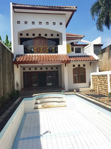 Rumah besar ada kolam renang nya di Bekasi
