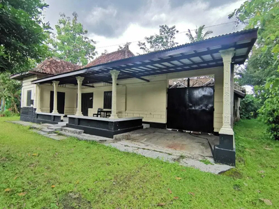 Rumah Dijual Bergaya Kolonial Dengan Atap Tinggi & Etnik di Godean