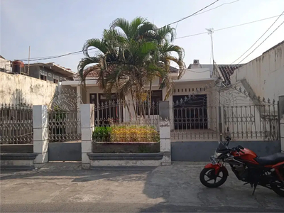 Rumah halaman luas lokasi belakang SMA 4 Manahan Solo