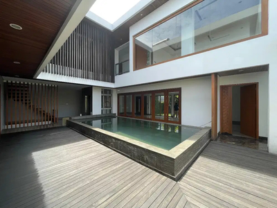Rumah Modern Lantai Marmer Dengan Kolam Renang di Pondok Indah