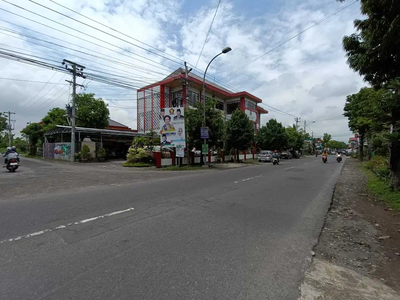 DEPAN PERUM KUANTAN GODEAN, Tanah Jogja, Mangku Jalan Mobil Papasan
