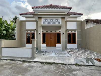 Di jual rumah baru dekat Kampus Uii Jakal