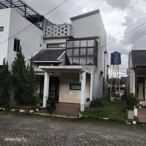 Dijual Rumah 2-1/2 lantai di Viyasa Valley