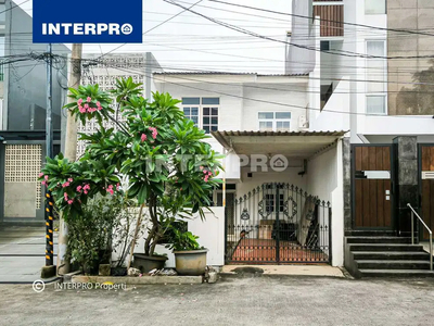 Dijual Rumah 2 Lantai di dalam Komplek Taman Ratu Jalan lebar 3 mobil