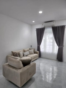 DIJUAL RUMAH BARU SEMI FURNISH DI KUTISARI INDAH BARAT!