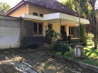 Disewakan Rumah Kolonial Belanda Sayap Riau Bandung