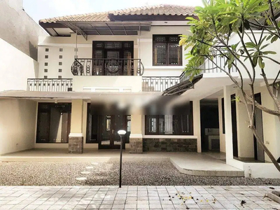 Rumah 2 Lantai Bagus SHM di Graha Famili, Surabaya