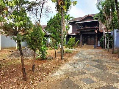 Rumah Besar dengan kolam renang Murah dekat tol Bekasi Timur