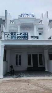 Rumah dekat gerbang tol Brigif Antasari Jakarta Selatan