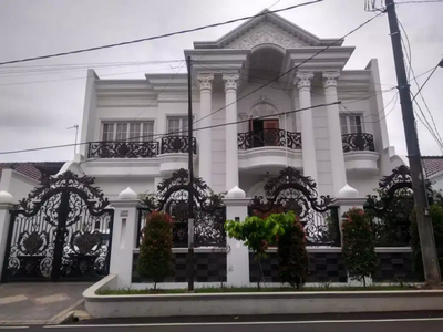 Rumah Mewah Desain Clasik di Jakarta Timur