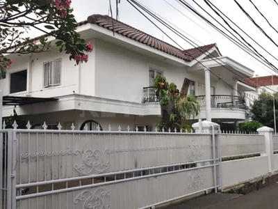 Rumah Putih Dua Lantai Kayu Manis Matraman Jakarta Timur