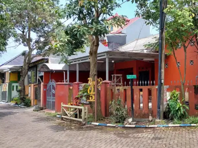 Disewakan rumah tipe pojok/hook. Ada bangunan toko disebelah rumah