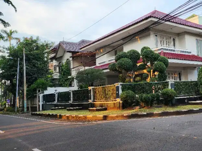 JUAL Rumah Mewah Hoek di Pulomas