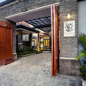 Luxury Villa di Jalan Utama Taman Sari Kerobokan badung bali
