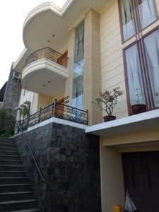 Rumah 2,5 Lantai Masuk Komplek Setraduta dengan Taman Di Sarijadi