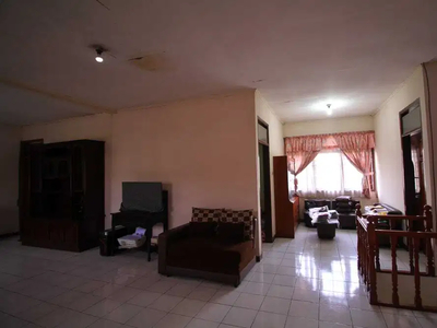 Rumah Besar Nyaman di Taman Cibaduyut Indah