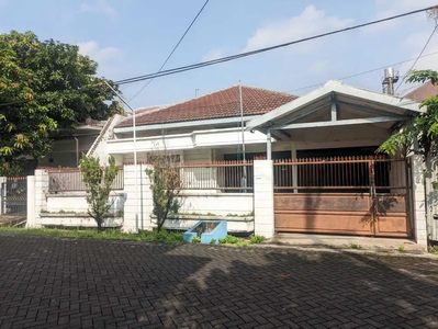 Rumah di Manyar Jaya