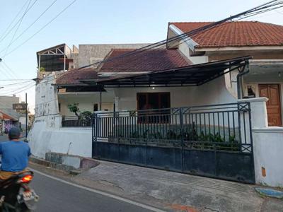 Rumah Samping Jalan Raya Persis Dekat UNISMA Merjosari Kota Malang SHM