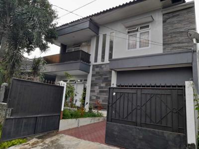 Rumah kokoh lokasinya bagus di komplek Bukit Cinere Indah