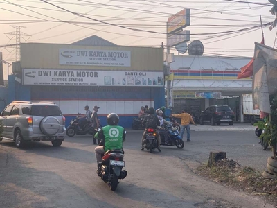 Bengkel dan minimarket di jalan raya griya bukit jaya