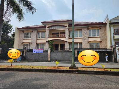 Rumah 3 Lantai Bagus Semi Furnished SHM di Raffles Hills, Cibubur