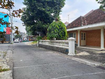 Rumah Klasik halaman luas di kawasan wisata Prawirotaman Yogyakarta.