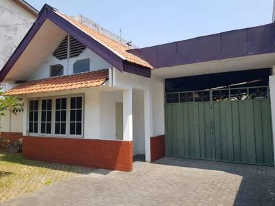 Rumah Lama Siap Huni Tenggilis Strategis dekat Raya Jemursari