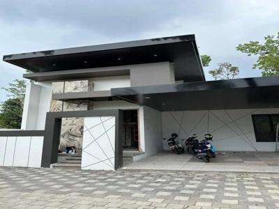 Rumah Luas Kontemporer di Wedomartani dekat Jogja Bay
