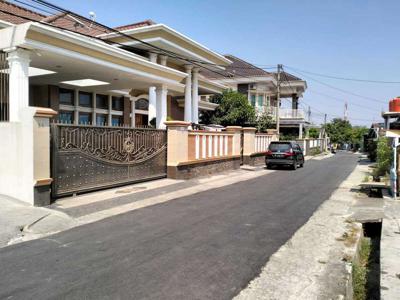 RUMAH MEWAH BESAR DI TENGAH KOTA