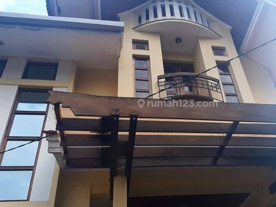 Disewakan Rumah 2 Lantai di Komplek Muara