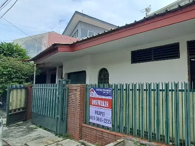 Rumah lokasi strategis sangat dekat ke Jl S Parman, Jakbar