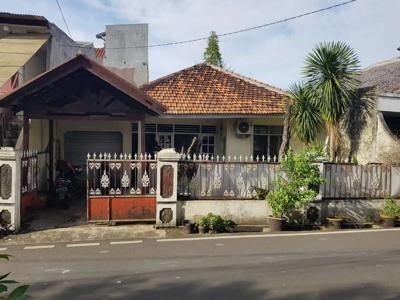 Dijual Rumah Pangkalan Jati, Jakarta Timur, Strategis, Butuh Renovasi.