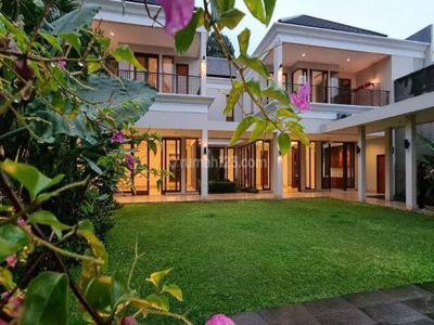 Beautiful tropical house with huge garden at Cipete