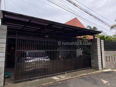 Di Rumah mewah di Permai Indah Gegerkalong