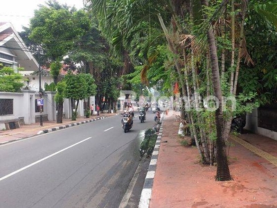 Rumah Pinggir Jalan Raya 2 lantai di daerah cempaka putih Jakarta Pusat