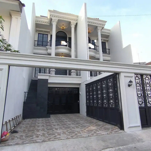 Dijual Rumah 3 Lantai Bergaya Classical Jakarta Selatan
