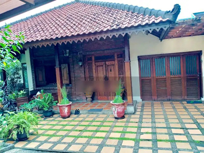 Dijual rumah di Cilandak jakarta selatan klasik hommy cocok untuk expa