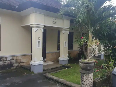 Dijual Rumah Vila Kolam Renang