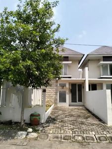 Jual rumah hadap selatan di Golden Berry Gresik